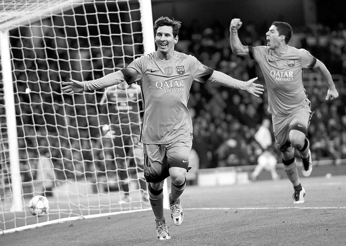 Lionel Messi festeja el primer gol de Barcelona amte Arsenal por los octavos de final de la Liga de Campeones de la UEFA, ayer, en el Emirates Stadium de Londres. Foto: Andy Rain, Efe