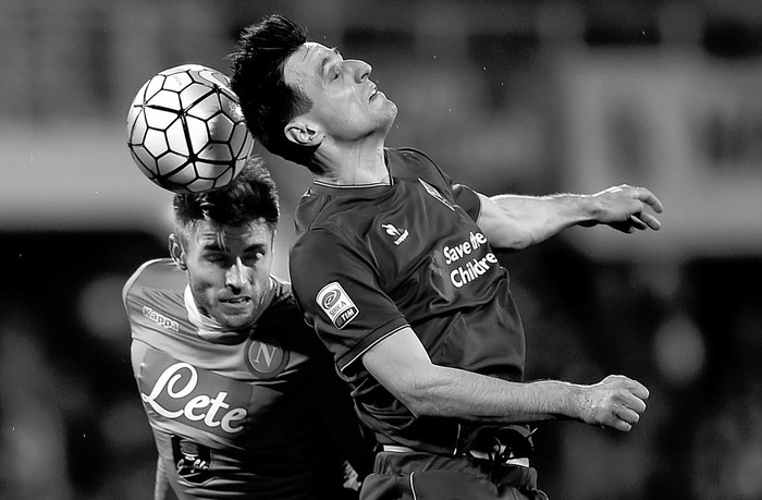 Juan Camilo Zuniga, de Napoli, y Nikola Kalinic, de Fiorentina, ayer, en el estadio
Artemio Franchi de Florencia, Italia. Foto: Alberto Pizzoli, Afp Juan Camilo Zuniga, de Napoli, y Nikola Kalinic, de Fiorentina, ayer, en el estadio
Artemio Franchi de Florencia, Italia. Foto: Alberto Pizzoli, Afp