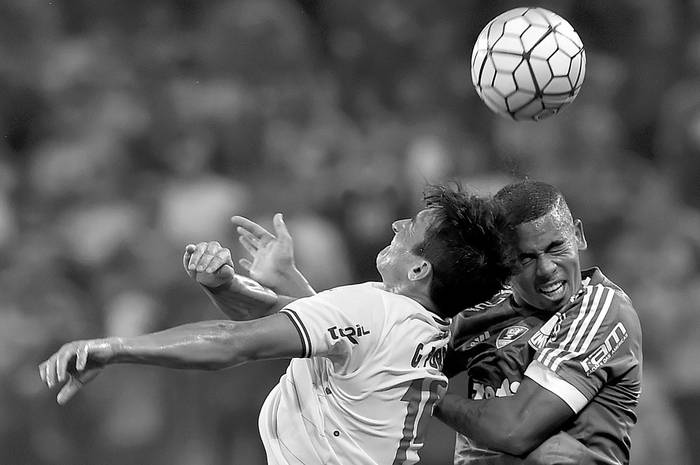 Gonzalo Porras, de Nacional, y Gabriel Jesús, de Palmeiras, el miércoles, en el Allianz Parque,
en San Pablo, Brasil. Foto: Nelson Almeida, Afp Gonzalo Porras, de Nacional, y Gabriel Jesús, de Palmeiras, el miércoles, en el Allianz Parque,
en San Pablo, Brasil. Foto: Nelson Almeida, Afp