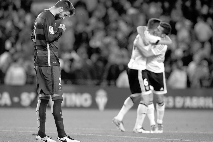 Gerard Piqué, de Barcelona, al final del partido con Valencia, ayer, en el Camp Nou de Barcelona. Foto: Lluis Gene, Afp