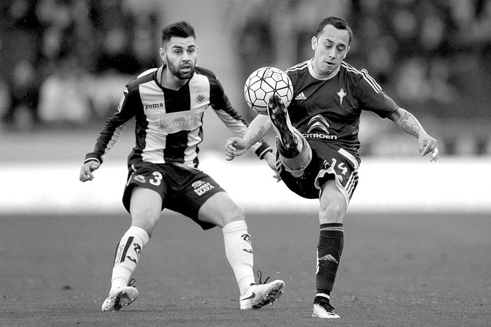 Ruben Duarte, de Espanyol, y Fabián Orellana, de Celta, ayer, en el estadio
de Cornellà-El Prat, Barcelona.Foto: Josep Lago, Afp