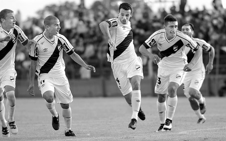 Leandro Sosa (c) festeja el primer gol de Danubio a Liverpool, ayer, en Belvedere. Foto: Pablo Vignali Leandro Sosa (c) festeja el primer gol de Danubio a Liverpool, ayer, en Belvedere. Foto: Pablo Vignali