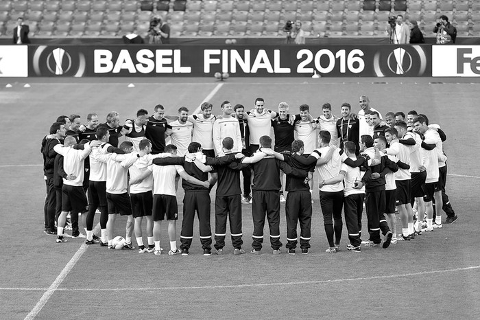 El equipo de Sevilla se reúne durante un entrenamiento, ayer en el estadio
St. Jakob-Park de Basilea, Suiza. Foto: Fabrice Coffrini, Afp