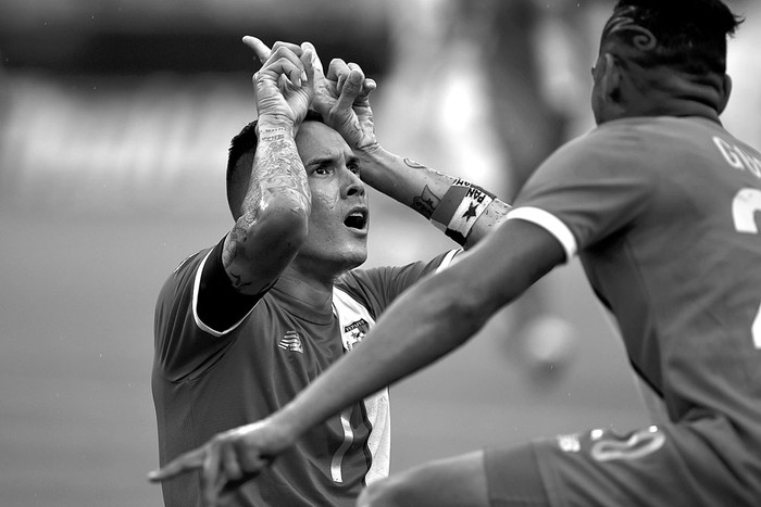 Blas Pérez, de Panamá, festeja con Aníbal Godoy después de anotar contra Bolivia,
ayer en Orlando, Florida, Estados Unidos. Foto: Héctor Retamal, Afp