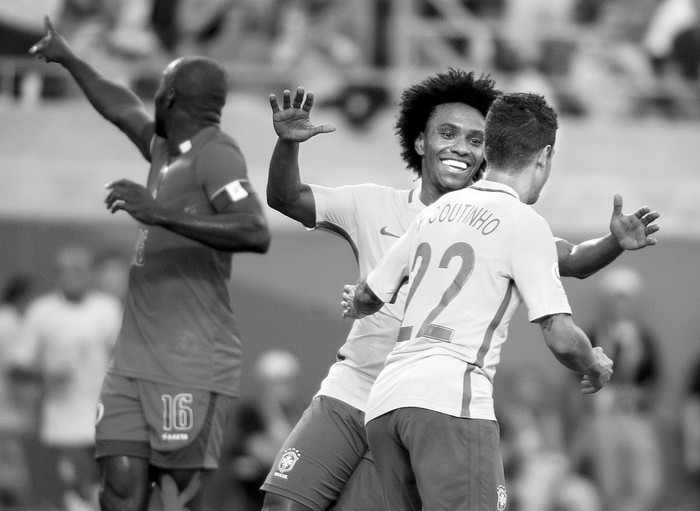 William y Philippe Coutinho festejan el segundo gol de Brasil a Haití, ayer,
en Orlando, Florida, Estados Unidos. Foto: Gregg Newton, Afp