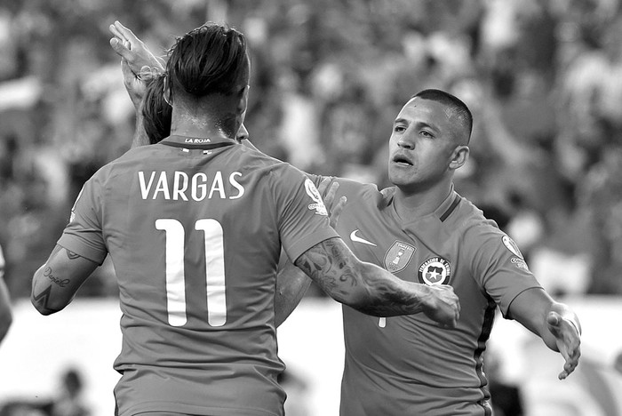 Eduardo Vargas y Alexis Sánchez, de Chile, festejan un gol a Panamá, ayer en Filadelfia, Estados Unidos. Foto: Nicholas Kamm, Afp