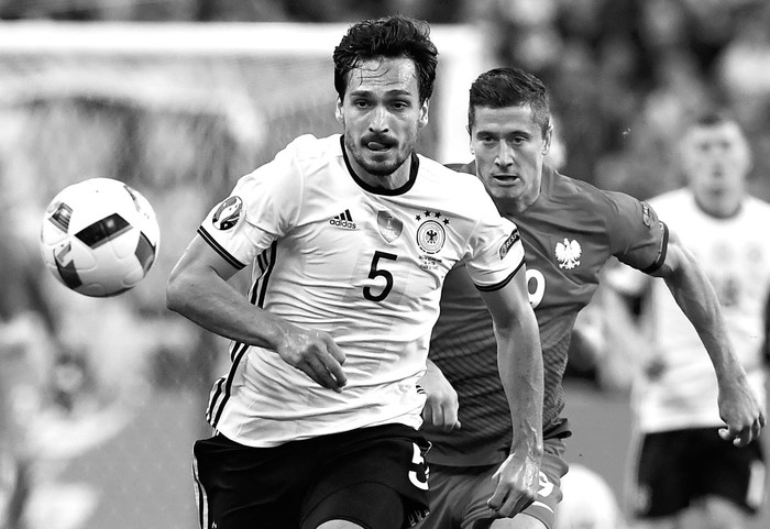 Mats Hummels, de Alemania, y Robert Lewandowski, de Polonia, ayer, en Saint-Denis, Francia. Foto: Franck Fife, Afp
