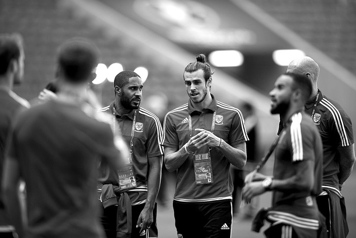 Gareth Bale (centro) junto a sus compañeros de la selección de Gales, ayer, durante
un entrenamiento en Lyon, Francia. Foto: Martin Bureau, Afp Gareth Bale (centro) junto a sus compañeros de la selección de Gales, ayer, durante
un entrenamiento en Lyon, Francia. Foto: Martin Bureau, Afp