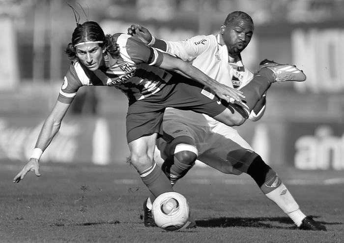 Filipe Luís, de Atlético de Madrid, y Santiago García, de Nacional, en el estadio Centenario.
Foto: Iván Franco (archivo, agosto de 2013)