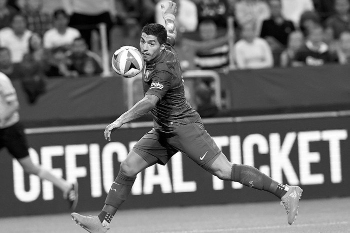 Luis Suárez, de Barcelona, durante el partido con Leicester, ayer, en Solna, Suecia. Foto: Jonathan Nackstrand, Afp Luis Suárez, de Barcelona, durante el partido con Leicester, ayer, en Solna, Suecia. Foto: Jonathan Nackstrand, Afp