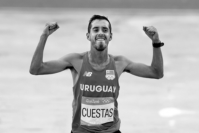 El uruguayo Nicolás Cuestas llega a la meta de la maratón, ayer, en Río de Janeiro. Foto: Adrián Dennis, Afp