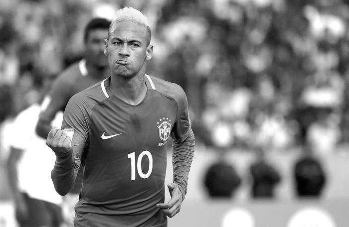 Neymar, de Brasil, festeja el primer gol a Ecuador, ayer, en el estadio Atahualpa de Quito. Foto: Rodrigo Buendía
