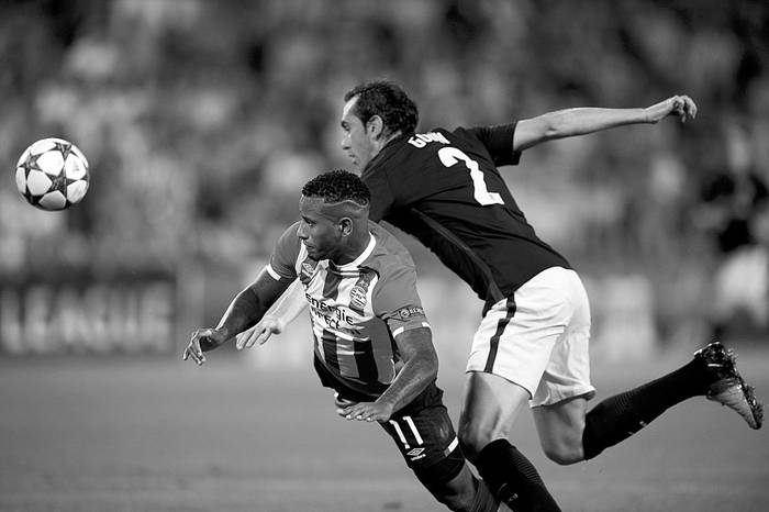 Diego Godín, de Atlético Madrid, y Luciano Narsingh, de PSV Eindhoven, ayer en Holanda. Foto: Olaf Kraak, AFP