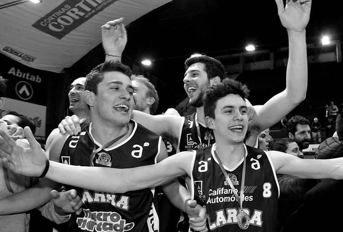 Jugadores de Larrañaga festejan el título de la Liga Uruguaya de Ascenso tras ganarle a Nacional, anoche, en la cancha de Aguada. Foto: Federico Gutiérrez