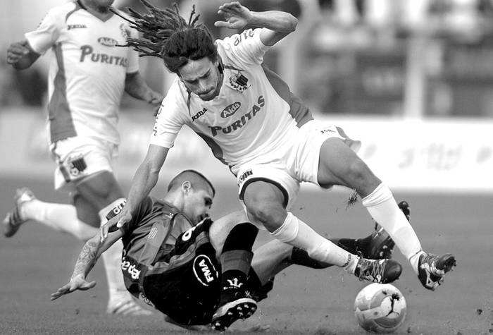 Matías Rigoleto, de Rampla Juniors (i), y Gustavo Aprile, de Liverpool, ayer, en el Parque José Nasazzi. Foto: Iván Franco