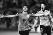 Nicolás Lodeiro y Edinson Cavani festejan el primer gol de Uruguay a Venezuela, ayer, en el estadio Centenario. Foto: Iván Franco