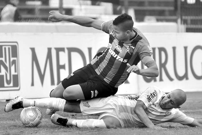 Andrés Barboza, de Cerro, y Gonzalo Freitas, de Liverpool, el domingo en el estadio Luis Tróccoli. Foto: Federico Gutiérrez