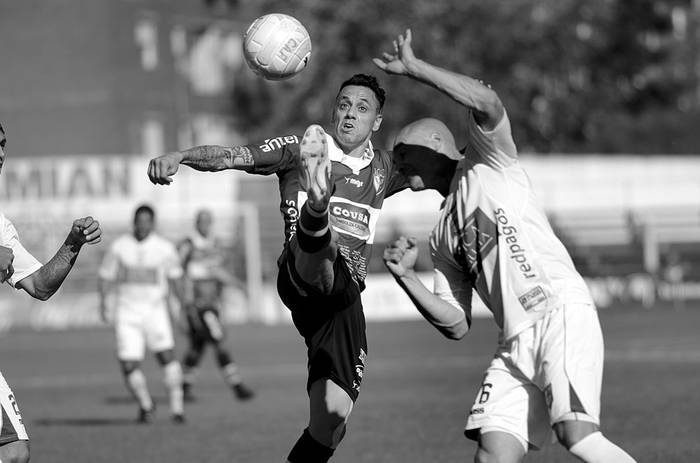 Fabián Estoyanoff, de Fénix, y Nicolás Correa, de Defensor Sporting, ayer, en el Parque Capurro. Foto: Pablo Vignali