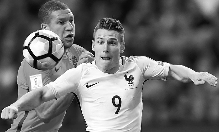 Kevin Gameiro, de Francia, y el holandés Jeffrey Bruma, ayer, en el Amsterdam Arena. Foto: Franck Fife, AFP Kevin Gameiro, de Francia, y el holandés Jeffrey Bruma, ayer, en el Amsterdam Arena. Foto: Franck Fife, AFP