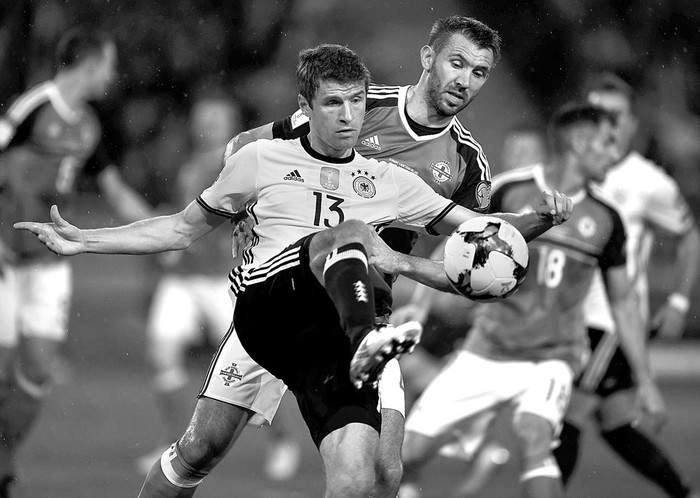 Thomas Müller, de Alemania, y Gareth McAuley, de Irlanda del Norte, ayer en Hannover, Alemania. Foto: Patrik Stollarz, AFP