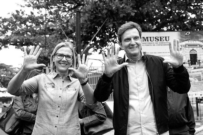 Marcelo Crivella, candidato a la alcaldía de Río de Janeiro por el Partido Republicano Brasileño, y su esposa Sylvia Jane, ayer, después de votar. Foto: Yasuyoshi Chiba, AFP