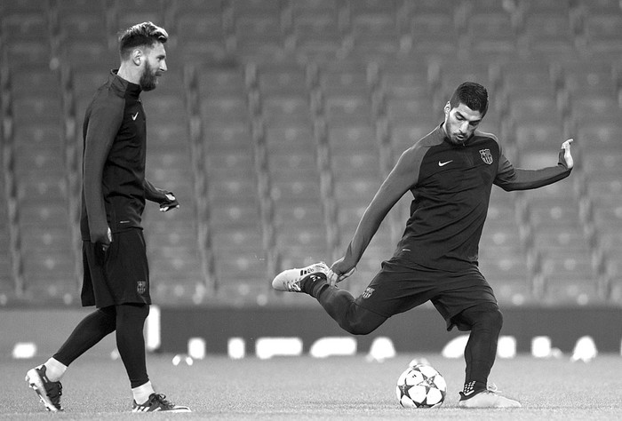 Lionel Messi y Luis Suárez, de Barcelona, durante un entrenamiento en el estadio Etihad, ayer, en Manchester, Inglaterra. Foto: Oli Scarff, AFP