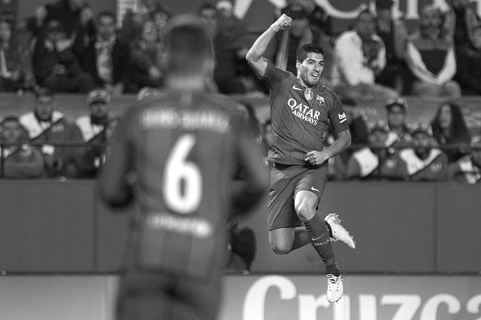 Luis Suárez, de Barcelona, festeja un gol a Sevilla, ayer, en el estadio Ramon Sánchez Pizjuán, en Sevilla. Foto: Jorge Guerrero, AFP