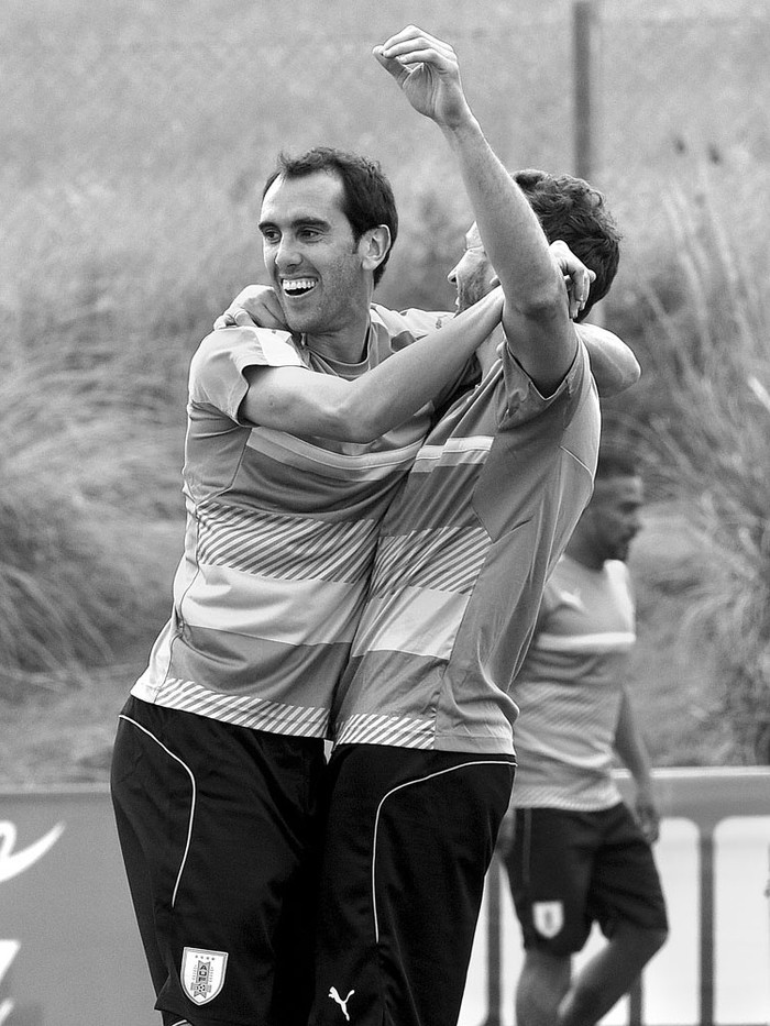 Diego Godín y Cristhian Stuani durante un entrenamiento de la selección uruguaya, ayer, en el Complejo Celeste. Foto: Miguel Rojo, AFP