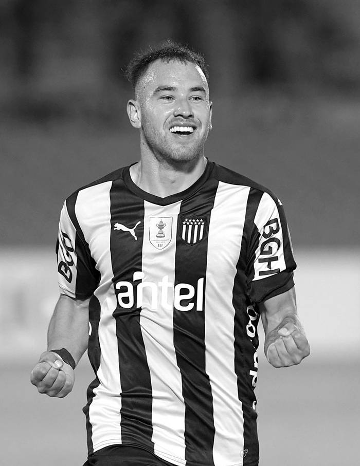 Junior Arias festeja un gol de Peñarol, ayer, en el estadio Centenario. Foto: Sandro Pereyra