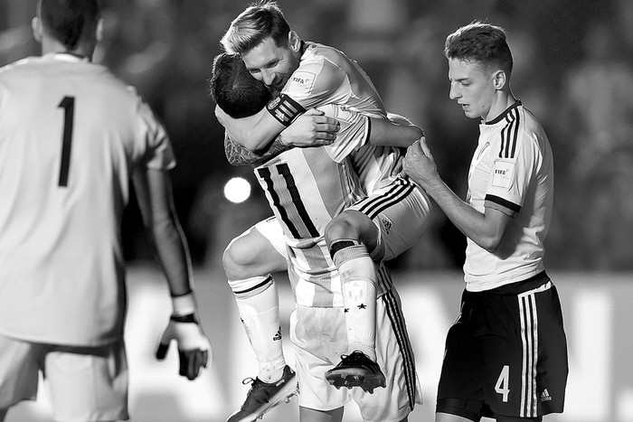 Ángel Di María y Lionel Messi festejan un gol a Colombia, ayer, en San Juan, Argentina. Foto: Eitan Abramovich, AFP