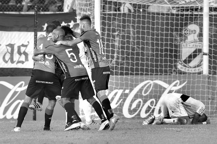 Los jugadores de Wanderers festejan el gol a Danubio, ayer, en Jardines del Hipódromo. Foto: Sandro Pereyra