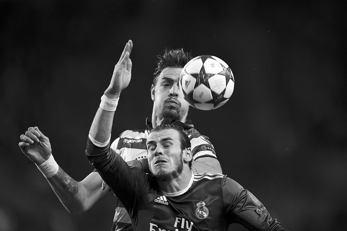 Sebastián Coates, de Sporting de Lisboa, y Gareth Bale, de Real Madrid, ayer, en el estadio José Alvalade de Lisboa. Foto: Patricia de Melo Moreira, AFP