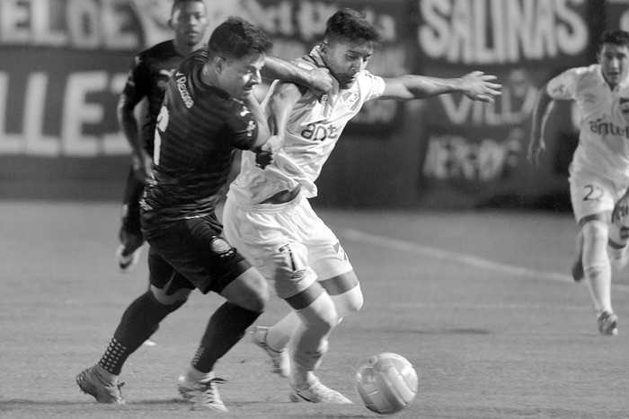César Benítez, de Olimpia, y Kevin Ramírez, de Nacional, ayer, en el Gran Parque Central. Foto: Pablo Vignali