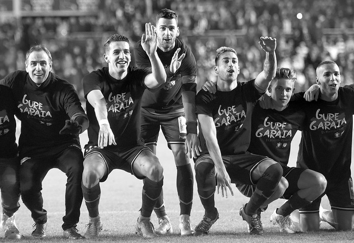Jugadores de Deportivo Alavés festejan tras ganarle a Celta de Vigo, ayer, en el estadio Mendizorroza, en Vitoria-Gasteiz, País Vasco. Foto: Ander Gillenea, AFP