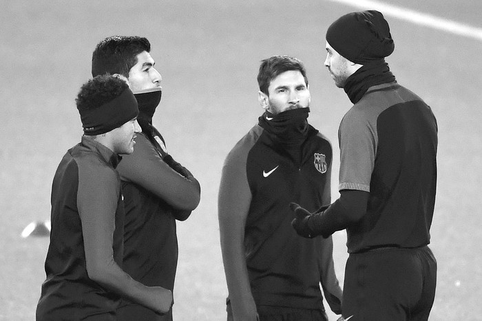 Neymar, Luis Suárez, Lionel Messi, Gerard Piqué durante un entrenamiento de Barcelona, ayer, en París. Foto: Christophe Simon, AFP Neymar, Luis Suárez, Lionel Messi, Gerard Piqué durante un entrenamiento de Barcelona, ayer, en París. Foto: Christophe Simon, AFP