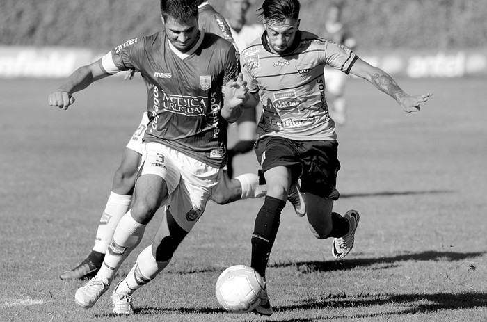 Guillermo de los Santos, de Defensor Sporting, y Cristian Souza, de Sudamérica, ayer, en el Parque Palermo. Foto: Pablo Vignali