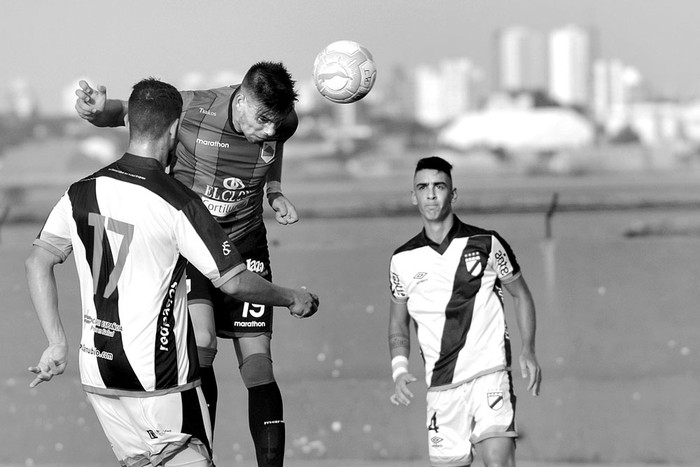 Alex Silva cabecea para el segundo gol de Rampla Juniors a Danubio, ayer, en el estadio Olímpico. Foto: Pablo Vignali