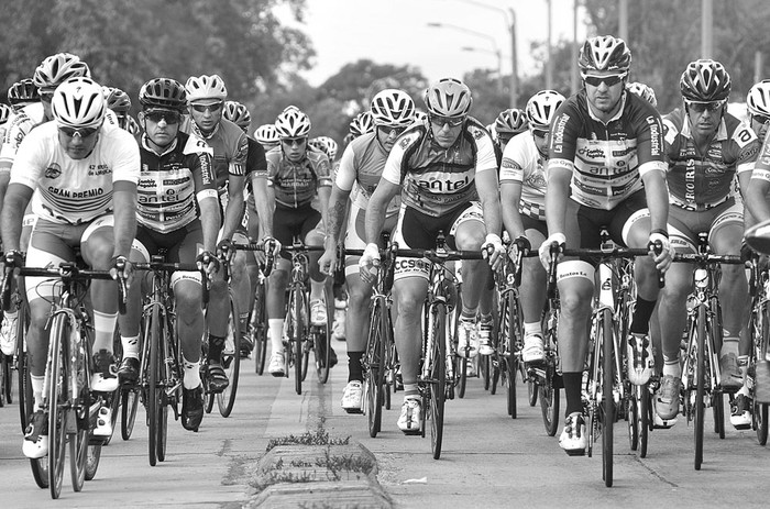 Largada de Rutas de América, ayer, en el Club Ciclista Fénix. Foto: Federico Gutiérrez