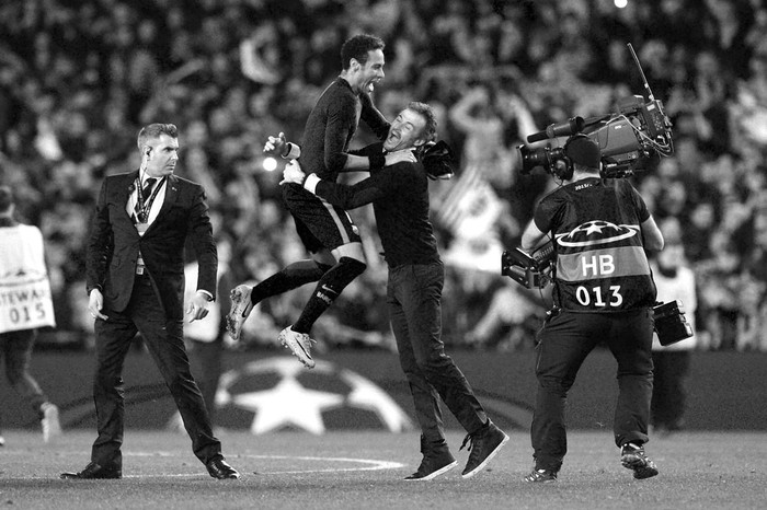 Luis Enrique, entrenador de Barcelona, y Neymar festejan la victoria sobre Paris Saint-Germain, ayer, en el Camp Nou, en Barcelona. Foto: Josep Lago, AFP