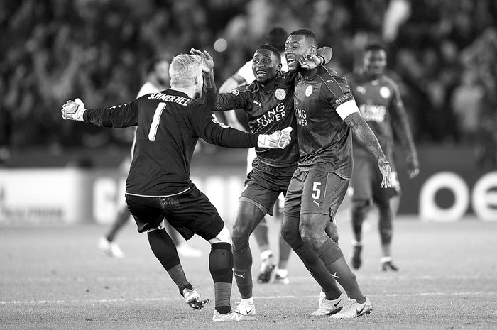Kasper Schmeichel (i) Wilfred Ndidi (c) y Wes Morgan, de Leicester City, festejan la victoria ante Sevilla, ayer, en el estadio King Power, de Leicester, Inglaterra. Foto: Oli Scarff, AFP Kasper Schmeichel (i) Wilfred Ndidi (c) y Wes Morgan, de Leicester City, festejan la victoria ante Sevilla, ayer, en el estadio King Power, de Leicester, Inglaterra. Foto: Oli Scarff, AFP
