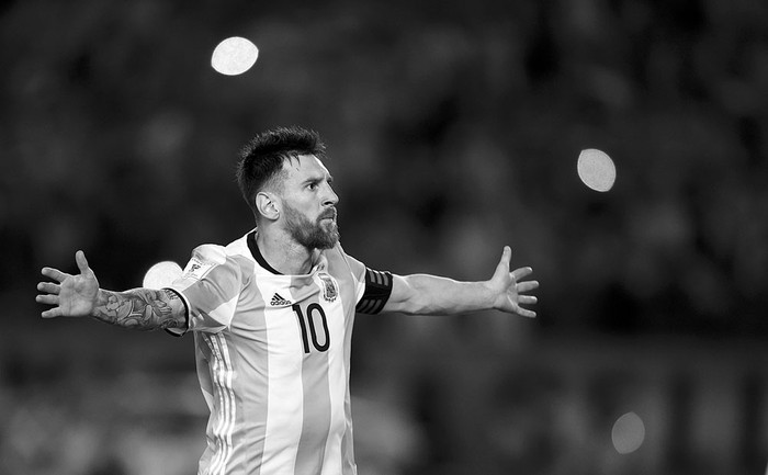 Lionel Messi festeja el gol de Argentina a Chile, ayer, en el estadio Monumental de Buenos Aires. Foto: Eitan Abramovich, AFP