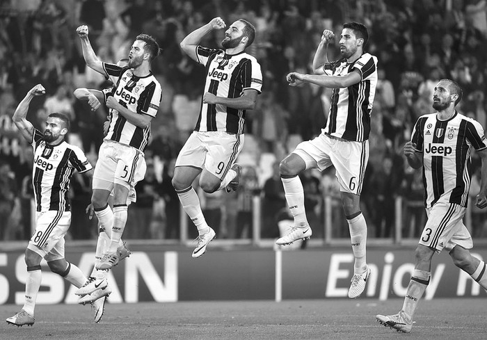 Jugadores de Juventus festejan tras ganarle a Barcelona, ayer, en Turín, Italia. Foto: Miguel Medina