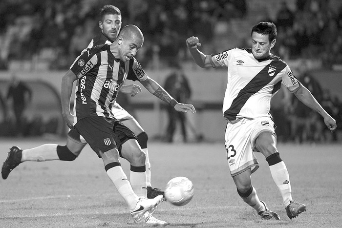 Guzmán Pereira, de Peñarol y Leandro Fernández, de Danubio, ayer, en el estadio Campeón del Siglo. Foto: Andrés Cuenca