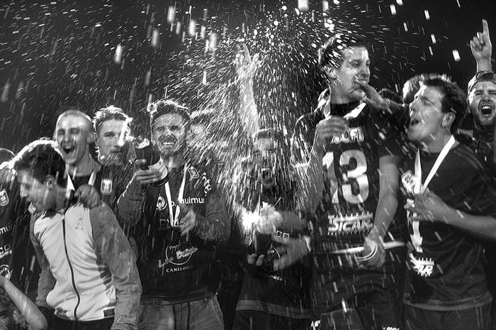 Los jugadores de Canelones festejan la conquista de la Copa Nacional de Selecciones, el domingo, en el estadio Eduardo Martínez Monegal, en Canelones. Foto: Fernando Morán