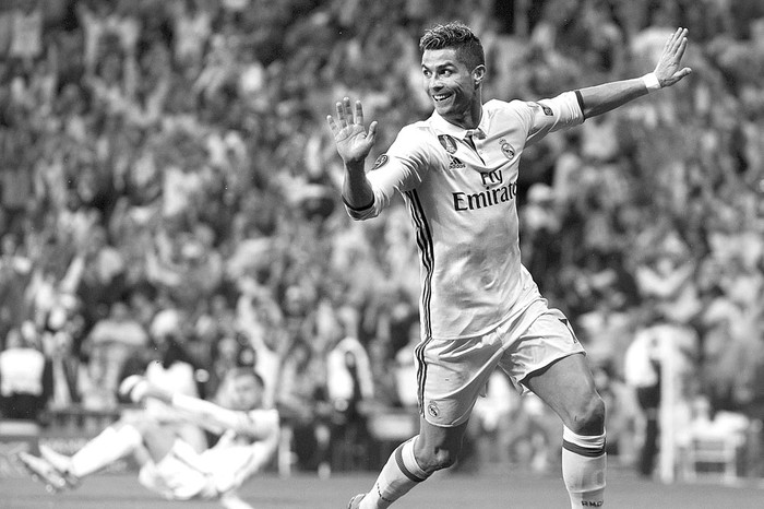 Cristiano Ronaldo, del Real Madrid, festeja su segundo gol al Atlético de Madrid, ayer, en el estadio Santiago Bernabéu. Foto: Curto de la Torre, AFP