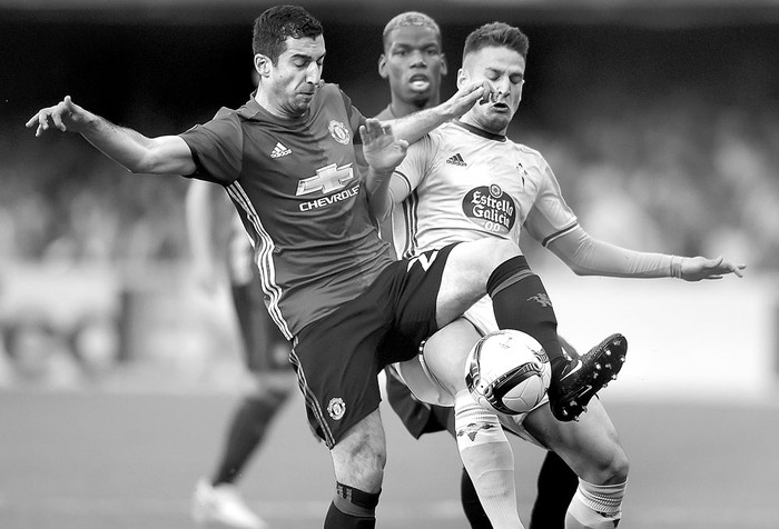 Henrikh Mkhitaryan, del Manchester United (i), y Nemanja Radoja, del Celta de Vigo, ayer, en el estadio Balaídos, de Vigo, España. Foto: Miguel Riopa, AFP