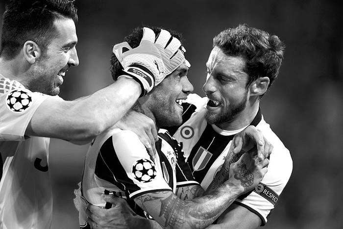 Dani Alves (c), Gianluigi Buffon y Claudio Marchisio festejan un gol de Juventus a Monaco, ayer, en el Juventus Stadium, en Turín, Italia. Foto: Miguel Medina, AFP