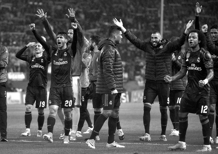 Los jugadores del Real Madrid festejan al final del partido con Atlético de Madrid, ayer, en el estadio Vicente Calderón. Foto: Gérard Julien, AFP