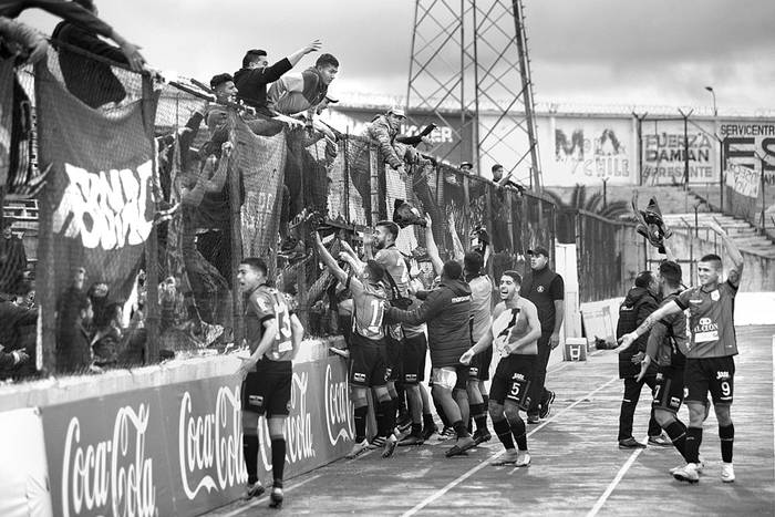 Los jugadores de Rampla Juniors festejan la victoria sobre Cerro, ayer, en el estadio Luis Tróccoli. Foto: Andrés Cuenca