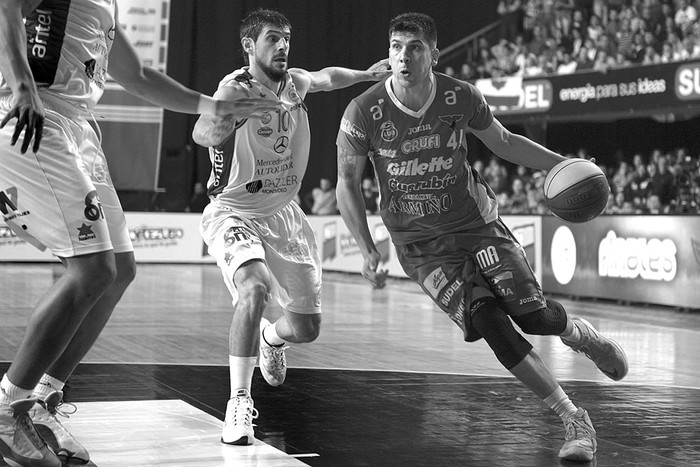 Leandro García Morales, de Hebraica y Macabi, y Demián Álvarez, de Aguada, en la primera final en el Palacio Peñarol. / Foto: Andrés Cuenca